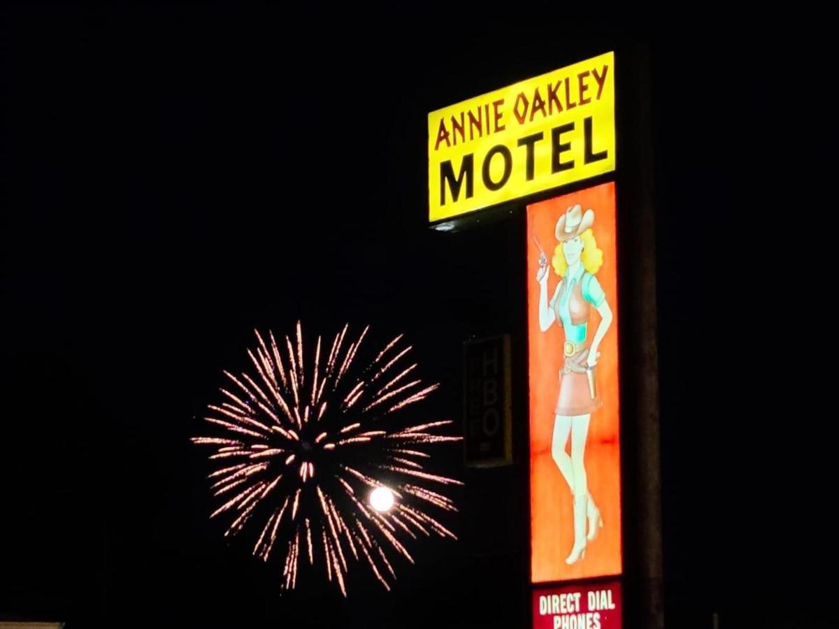 Annie Oakley Motel Oakley Esterno foto